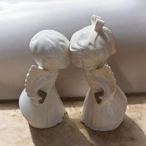 Vintage porcelain and ceramic kissing figurines holding bibles, excellent cond